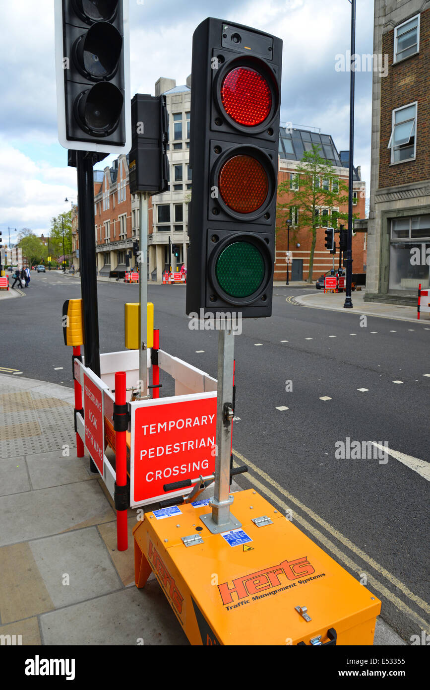 Traffico temporaneo luce su Richmond Road, Twickenham, Borough di Richmond upon Thames, Greater London, England, Regno Unito Foto Stock