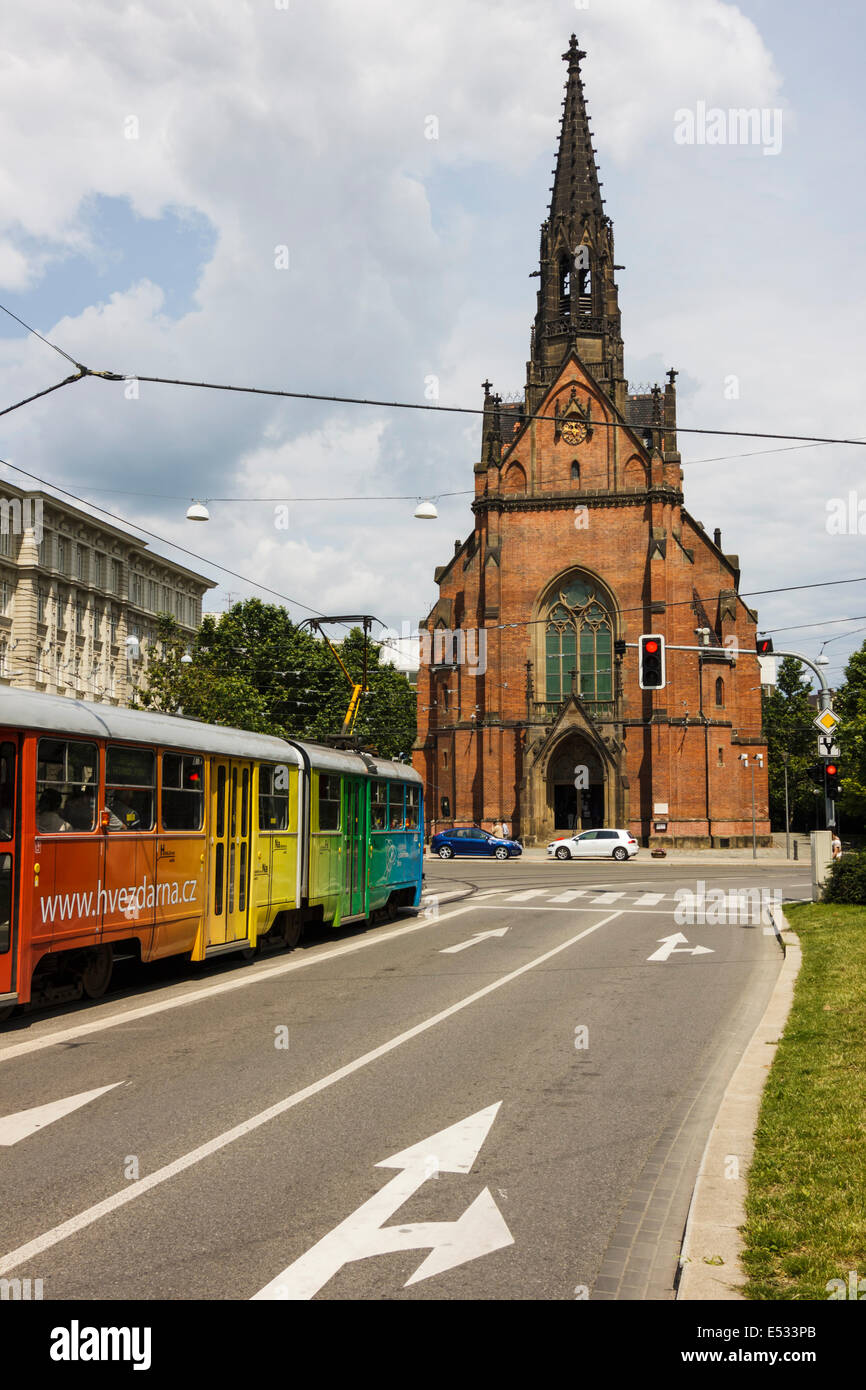 Chiesa Rossa e tram colorati. Brno, Repubblica Ceca Foto Stock