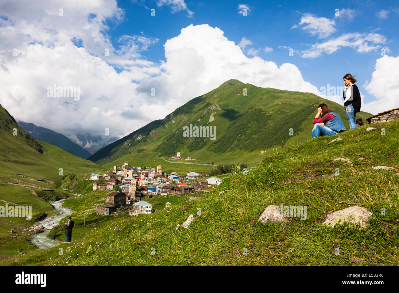 Zhibiani, il maggiore dei quattro villaggi formando Ushguli. Regione di Svaneti, Georgia Foto Stock