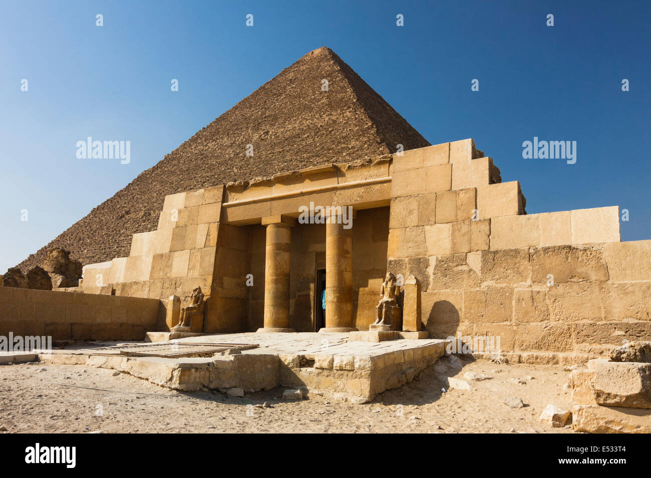 Tempio mortuario e la Grande Piramide di Giza. Il Cairo, Egitto Foto Stock