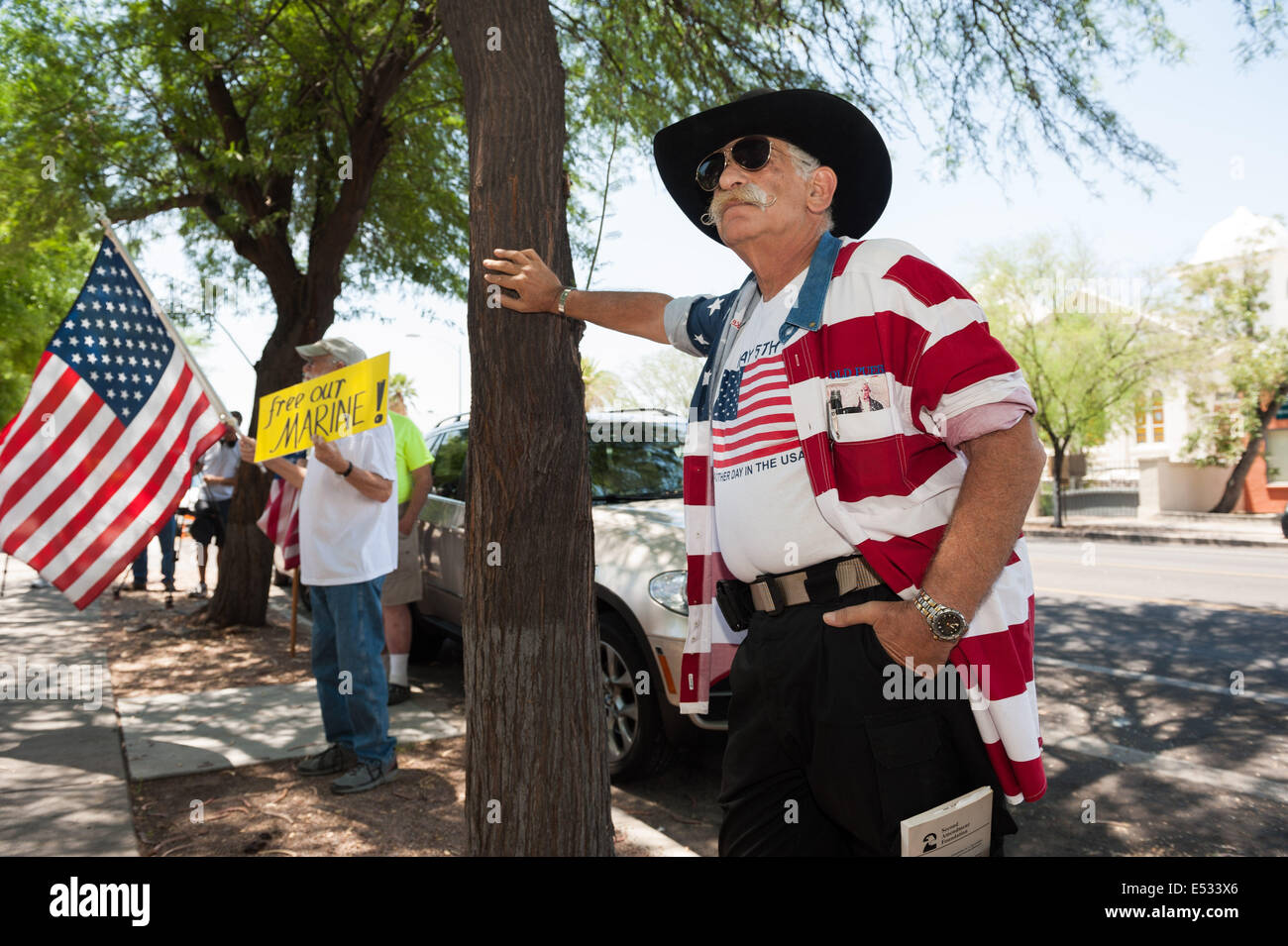 Tucson, Arizona, Stati Uniti. 18 Luglio, 2014. Circa 50 i manifestanti, alcuni di loro armati, si sono riuniti davanti al consolato messicano per protestare contro il Messico di presunto coinvolgimento in America centrale i bambini provenienti da Stati Uniti illegalmente. Credito: Sarà Seberger/ZUMA filo/Alamy Live News Foto Stock