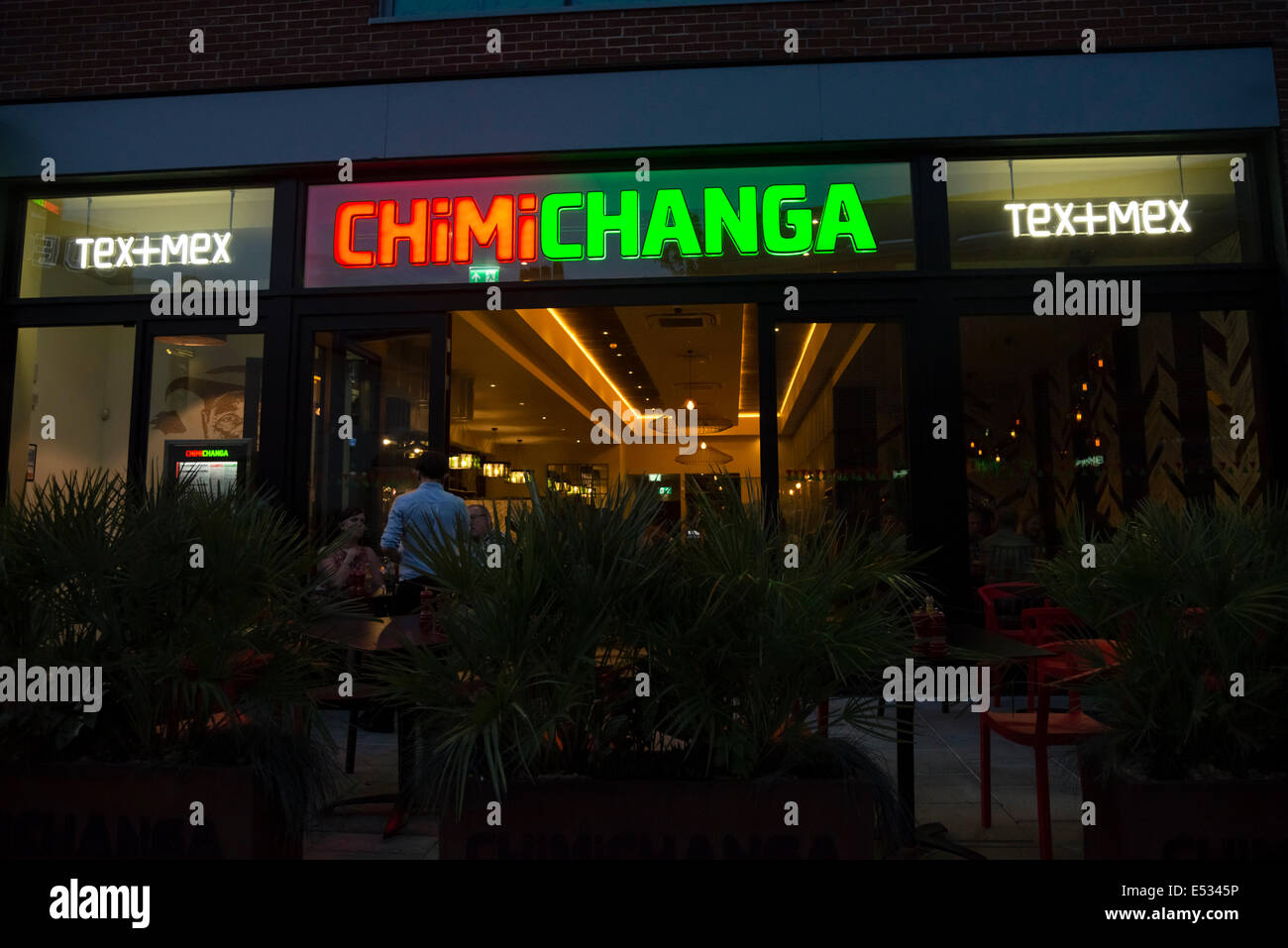 ChimiChanga ristorante di notte, UK. Foto Stock