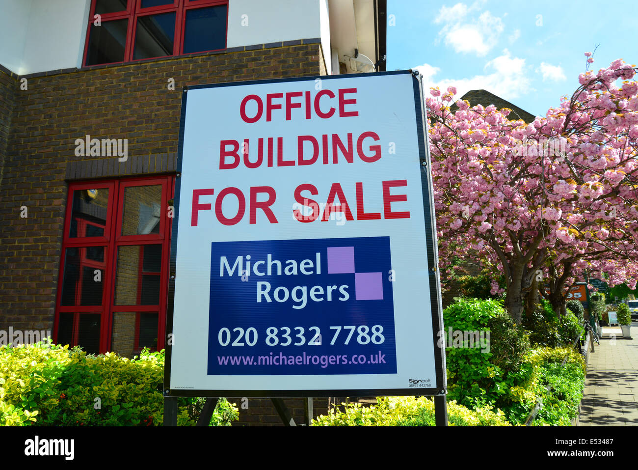 Edificio per uffici per la vendita il segno del verde, Twickenham, Borough di Richmond upon Thames, Greater London, England, Regno Unito Foto Stock