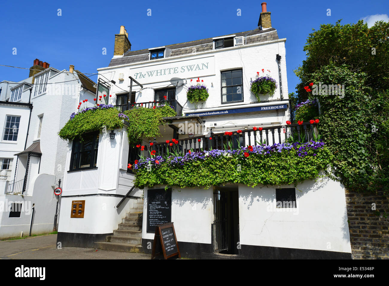 Il White Swan Pub, Riverside, Twickenham, London Borough of Richmond upon Thames, Greater London, England, Regno Unito Foto Stock