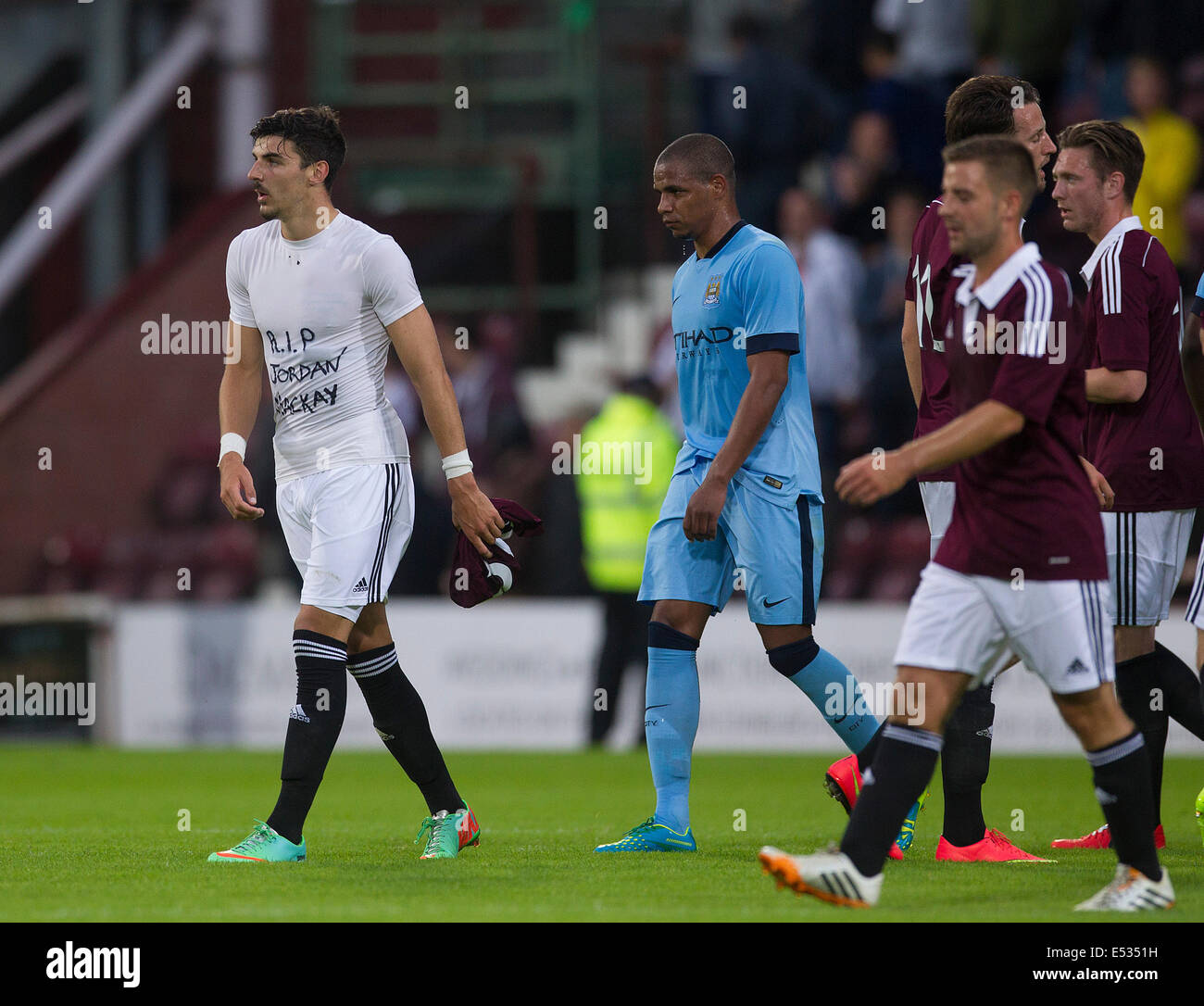 Edimburgo, Scozia. 18 Luglio, 2014. La pre stagione amichevole. Cuori contro Manchester City. Cuori Callum Patterson mostra il suo sostegno alla Giordania MacKay che fu pugnalato a morte a South Queensferry Credito: Azione Sport Plus/Alamy Live News Foto Stock