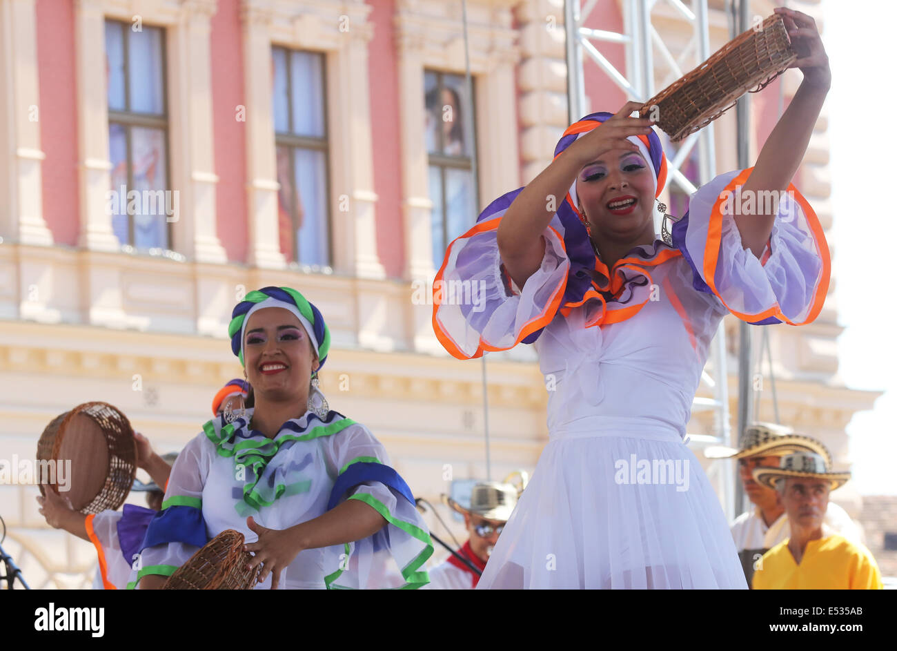 Gruppi Folk Colombia Folklore Foundation da Santiago de Cali, durante il 48mo Festival Internazionale del Folklore in Zagreb Foto Stock