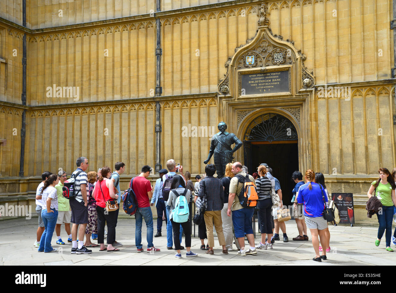 Conte di Pembroke statua fuori biblioteca Bodleian Library, l'Università di Oxford, Oxford, Oxfordshire, England, Regno Unito Foto Stock