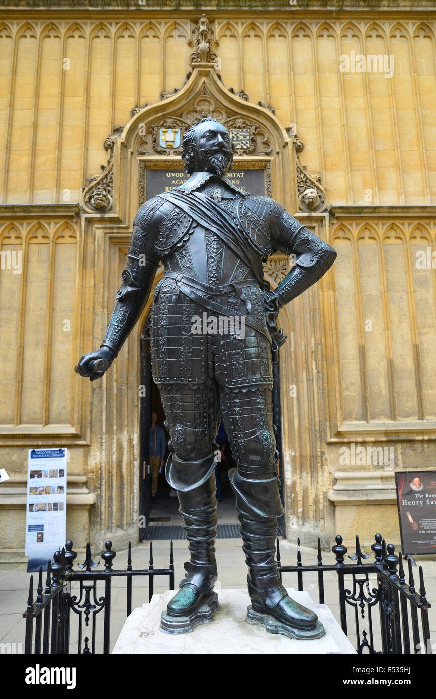 Conte di Pembroke statua fuori biblioteca Bodleian Library, l'Università di Oxford, Oxford, Oxfordshire, England, Regno Unito Foto Stock