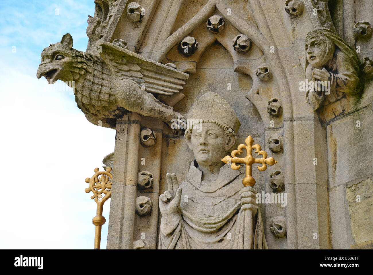 Gargoyle intagliare sulla guglia dell'università chiesa di Santa Maria Vergine, Oxford, Oxfordshire, England, Regno Unito Foto Stock