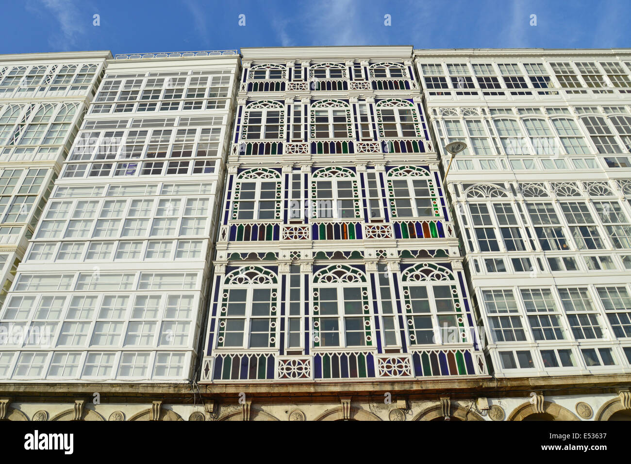 Finestra vetrata balconi (nelle Galerías) sul lungomare, A Coruña, una provincia di La Coruña, Galizia, il Regno di Spagna Foto Stock