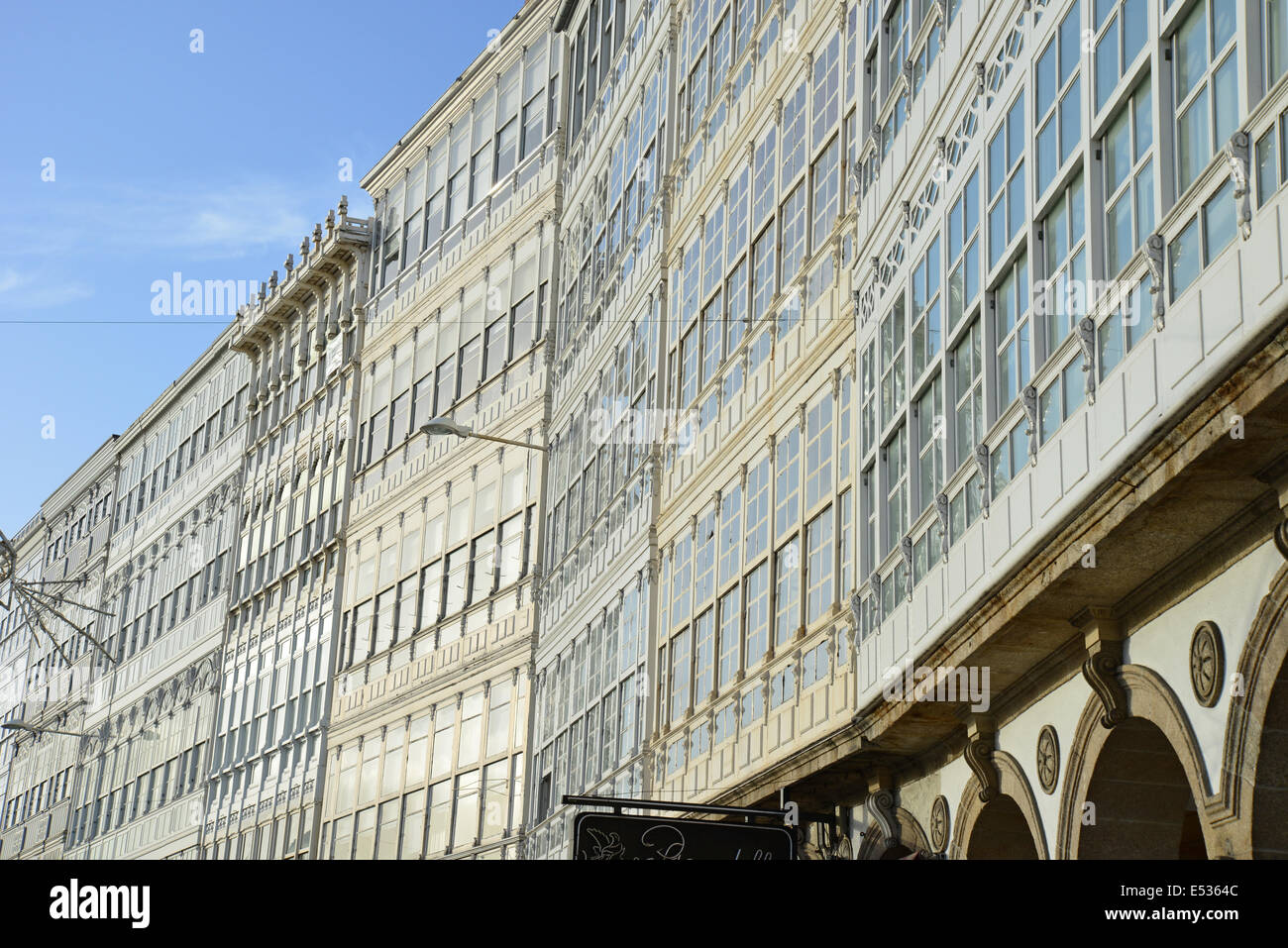 Finestra vetrata balconi (nelle Galerías) sul lungomare, A Coruña, una provincia di La Coruña, Galizia, il Regno di Spagna Foto Stock