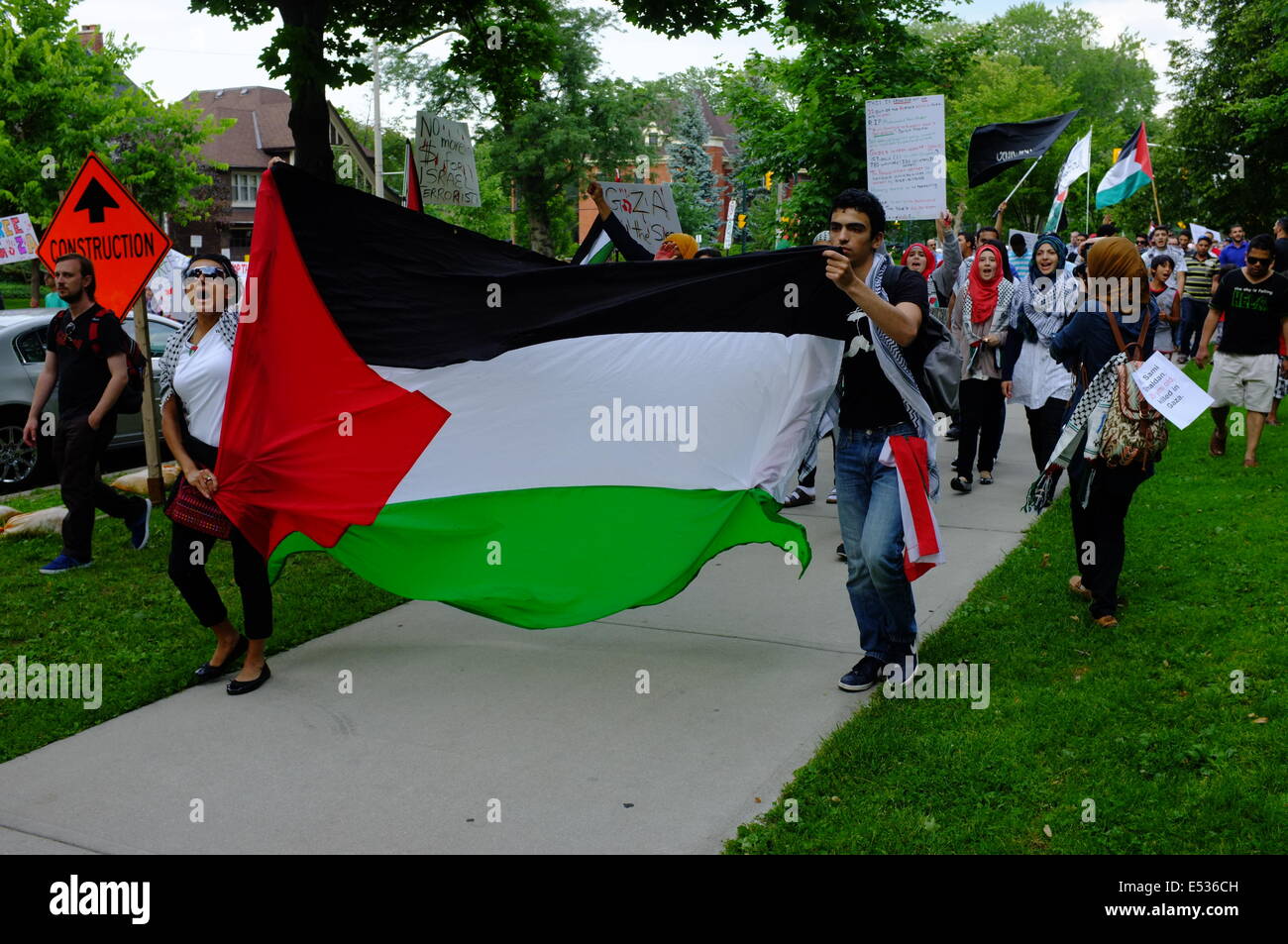 A Londra, Ontario oltre 150 persone partecipano a una manifestazione di solidarietà con i palestinesi di Gaza nel corso di Israels offensiva contro la striscia di Gaza Foto Stock