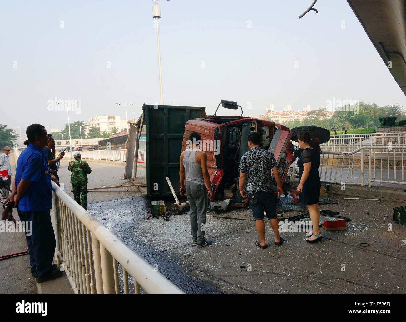 Tianjin. 19 Luglio, 2014. Foto scattata a luglio 19, 2014 mostra la scena di un incidente stradale in cui un camion cade da un ponte di Tianjin, Cina del nord. Un carrello corse nel guardrail e cadde dal ponte come ha funzionato sul Binyue Brige di Tianjin a 5:20 a.m. il 19 luglio. Non si segnalano vittime,. © Zhang Chenlin/Xinhua/Alamy Live News Foto Stock