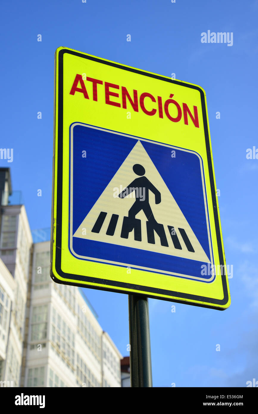 Cartello di attraversamento pedonale 'Attention' sul lungomare, A Coruña, Una provincia di Coruña, Galizia, Regno di Spagna Foto Stock