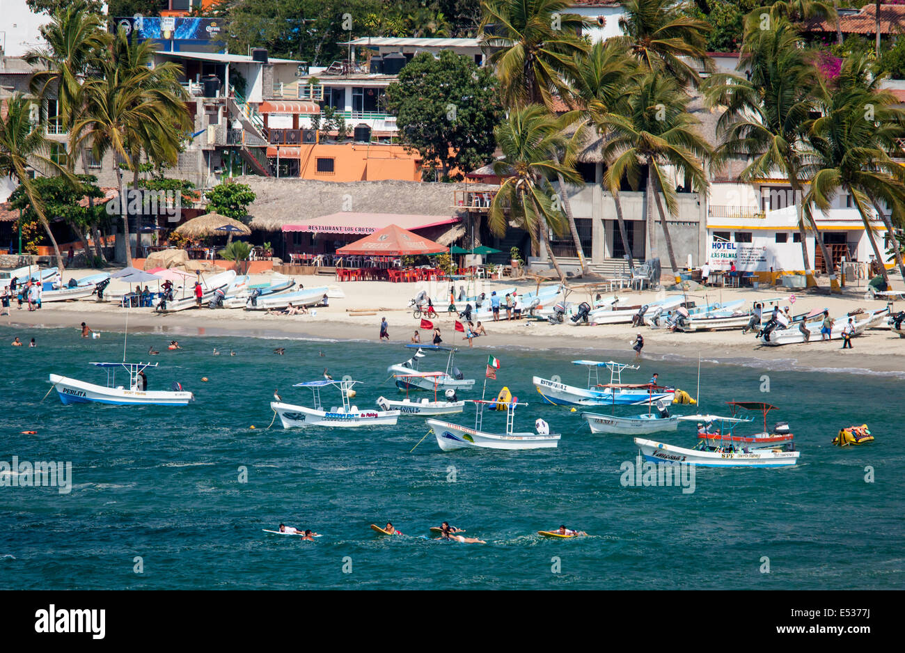 La principale spiaggia di Puerto Escondido, Oaxaca foderato con barche da pesca, Messico. Foto Stock
