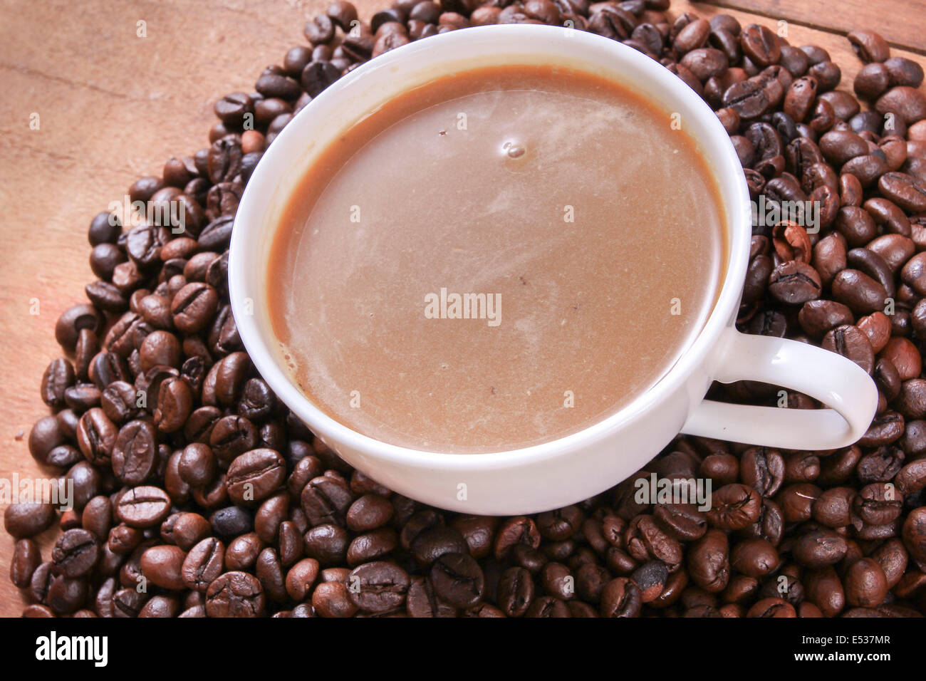 Tazza di chicchi di caffè sfondo Foto Stock