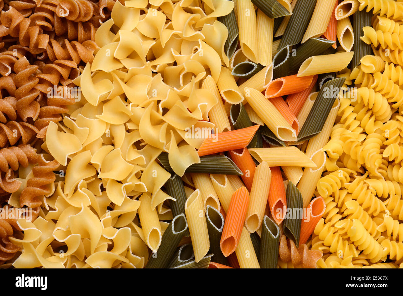 Primo piano di una varietà di dimensioni e forme diverse di pasta italiana. Foto Stock
