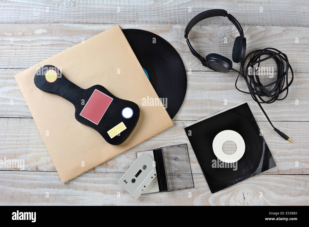 Elevato angolo colpo di stile retrò accessori per la musica. Gli elementi includono: LP in vinile, 45 rpm singole, cuffie, custodia per chitarre e una cassetta Foto Stock