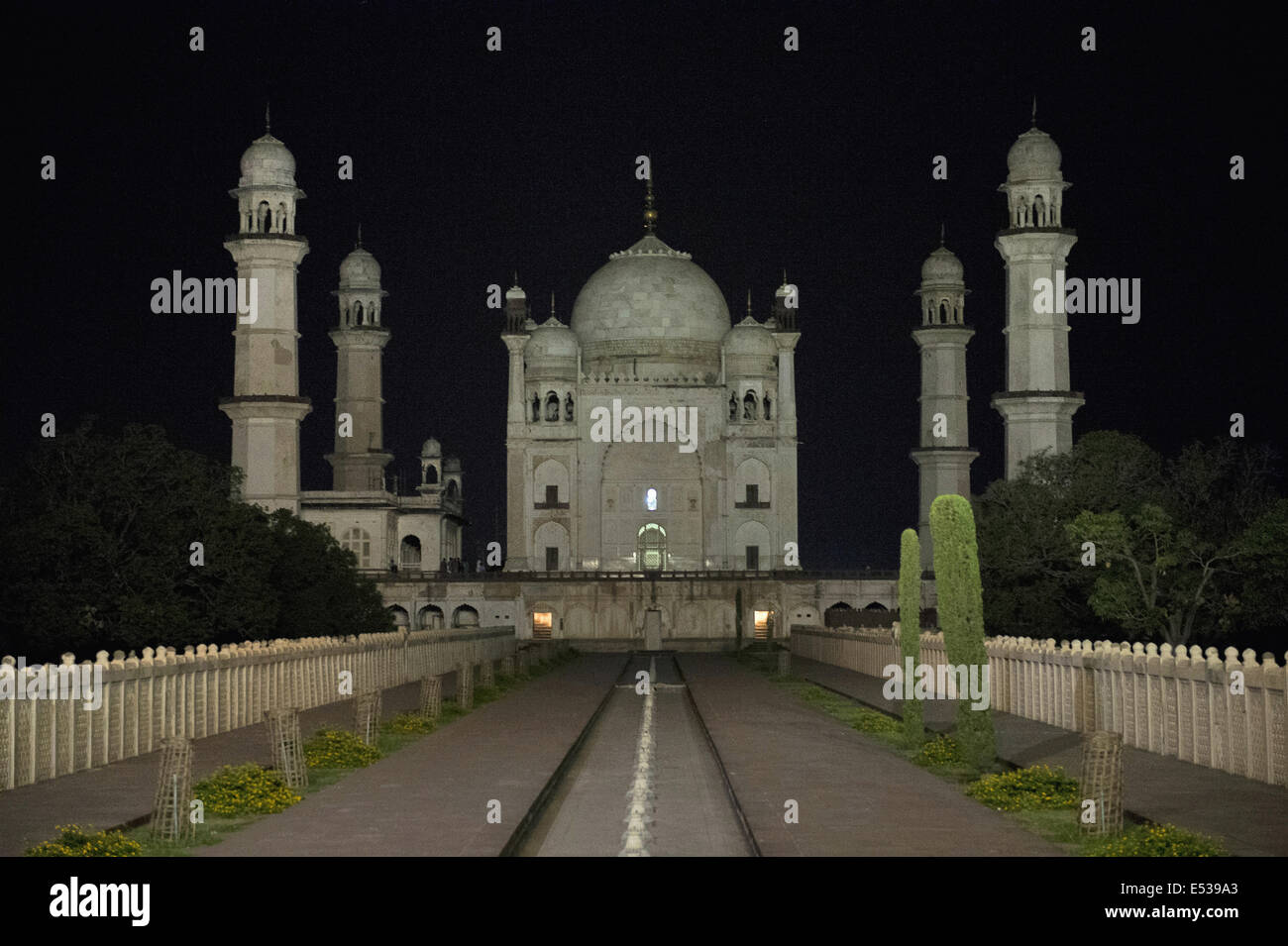 Vista di Bibi Ka Maqbara di notte, Aurangabad, Maharashtra, India Foto Stock