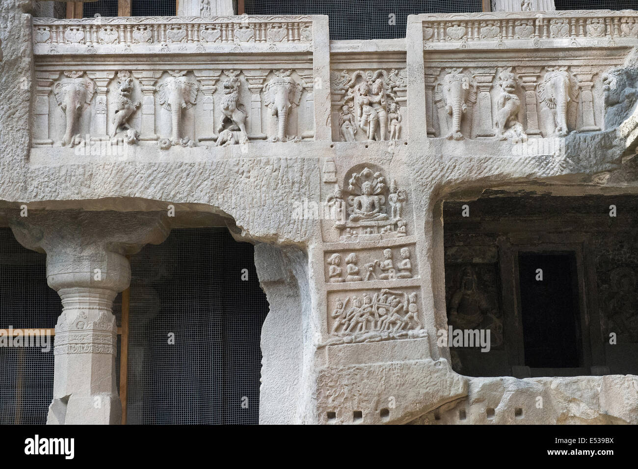 Grotta 32 : facciata a parete con gli elefanti e figure scolpite. Grotte di Ellora, Aurangabad, Maharashtra, India Foto Stock