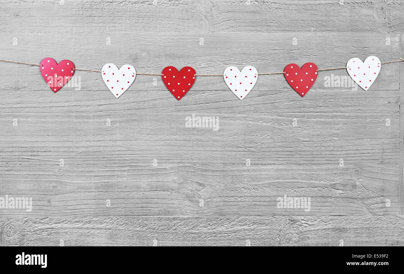 Il giorno di San Valentino cuori su vintage sfondo di legno come il giorno di San Valentino il simbolo Foto Stock
