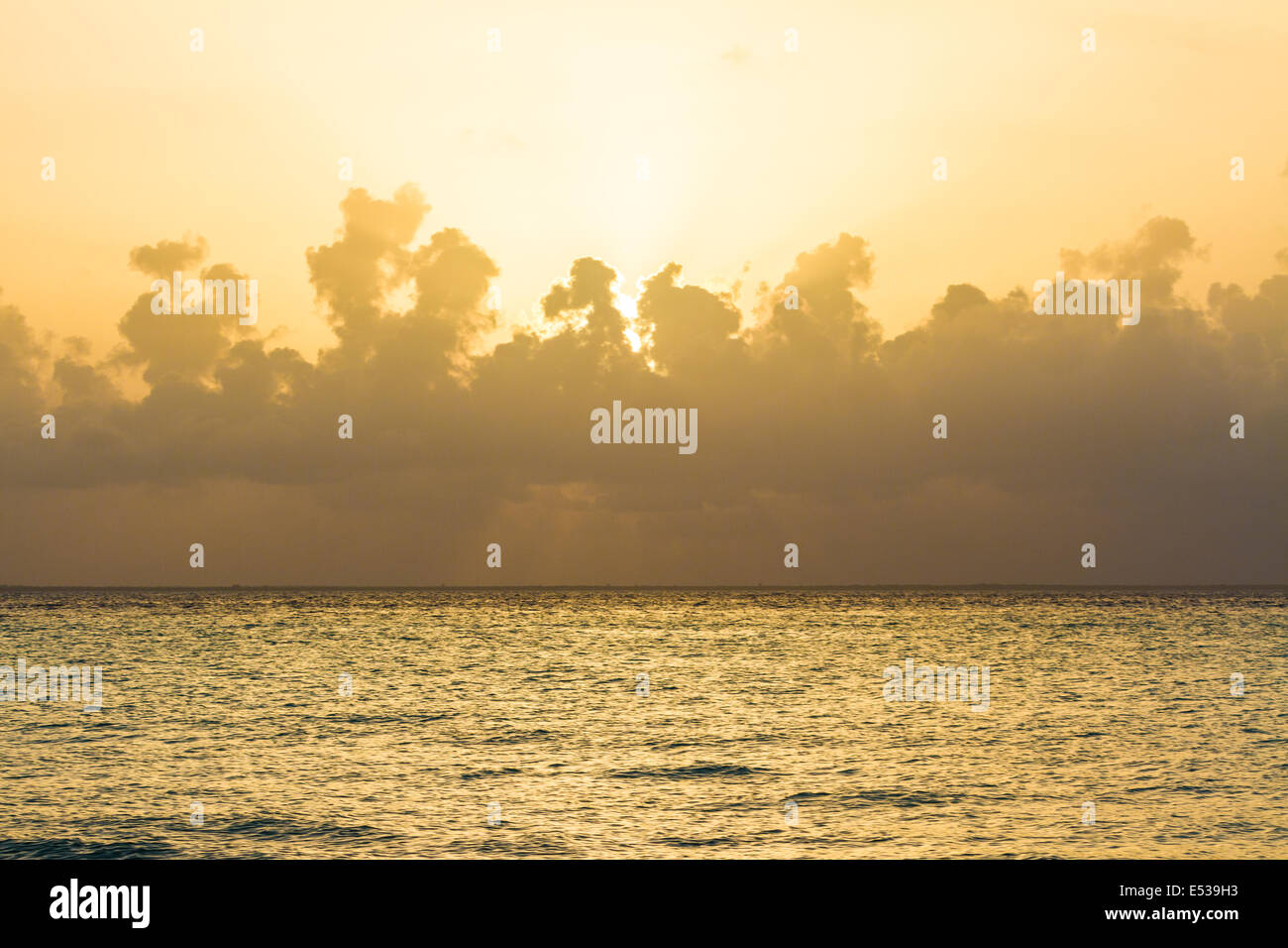 Splendido Mar dei Caraibi al tramonto Foto Stock