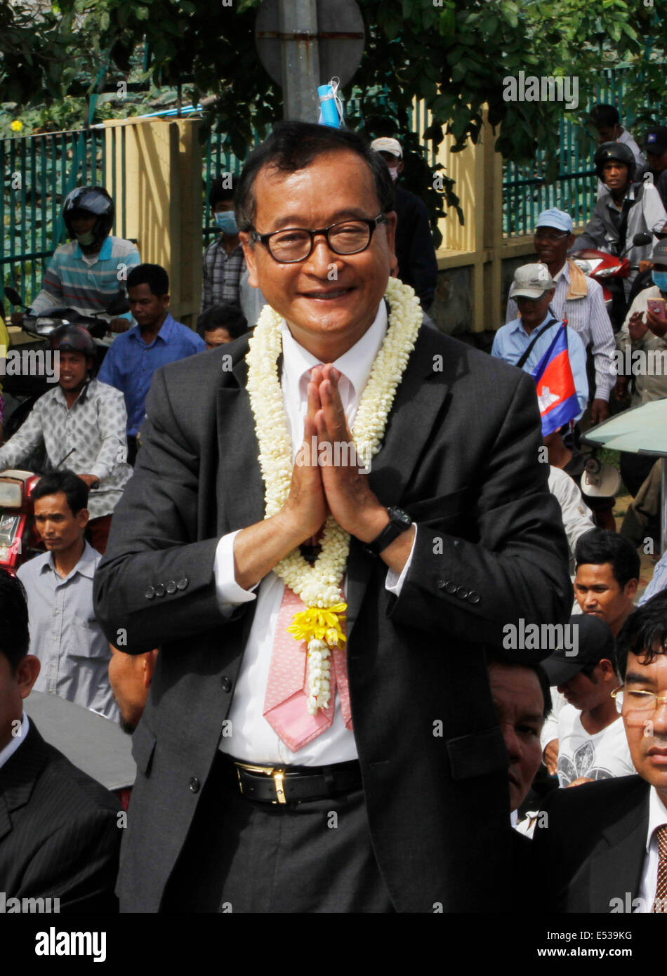 Kathmandu, Cambogia. 19 Luglio, 2014. Sam Rainsy, presidente dell'opposizione Cambogia Salvataggio Nazionale Partito (CNRP), saluta i sostenitori di fronte all'Aeroporto Internazionale di Phnom Penh in Phnom Penh Cambogia, luglio 19, 2014. Sam Rainsy sono tornati a casa il sabato dopo aver trascorso più di un mese all'estero. Credito: Sovannara/Xinhua/Alamy Live News Foto Stock