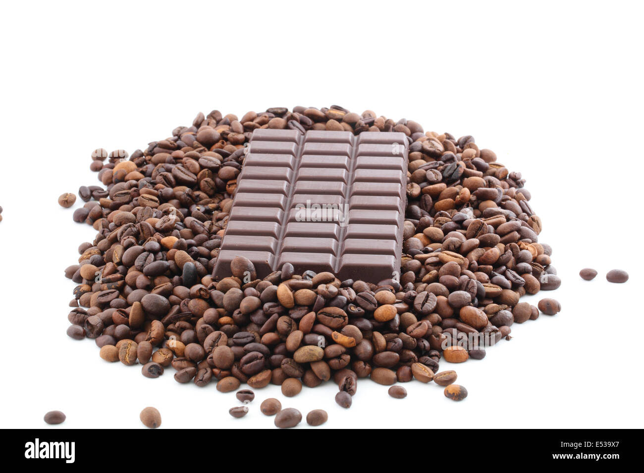 I chicchi di caffè e cioccolato su sfondo bianco Foto Stock