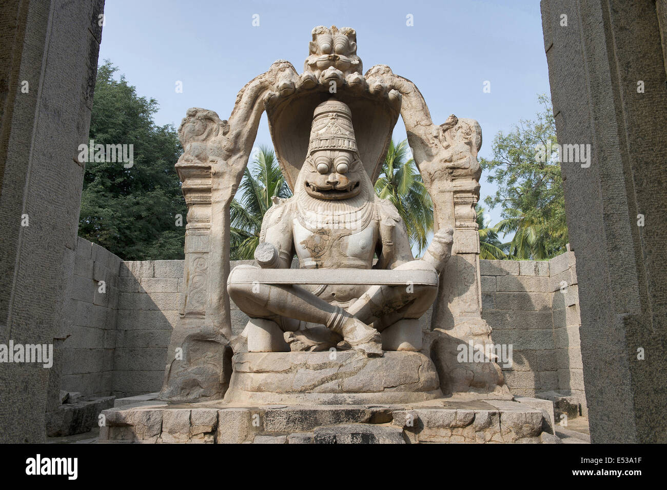 Lakshmi Narsimha, seduto al di sotto di un makara che torana, Hampi monumenti, Karnataka, India Foto Stock