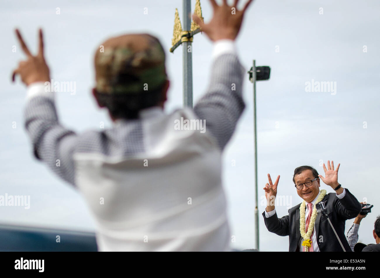 Phnom Penh Cambogia. 19 Luglio, 2014. Sam Rainsy, presidente della Cambogia salvataggio nazionale partito saluta ai suoi sostenitori al suo arrivo a Phnom Penh il 19 luglio 2014. Sam Rainsy tornato da un viaggio all'estero, dopo otto uomini politici del suo partito sono stati arrestati con l' insurrezione nel corso di una protesta che è diventata violenta vicino al Parco Freedom. © Kimlong Meng/NurPhoto/ZUMA filo/Alamy Live News Foto Stock