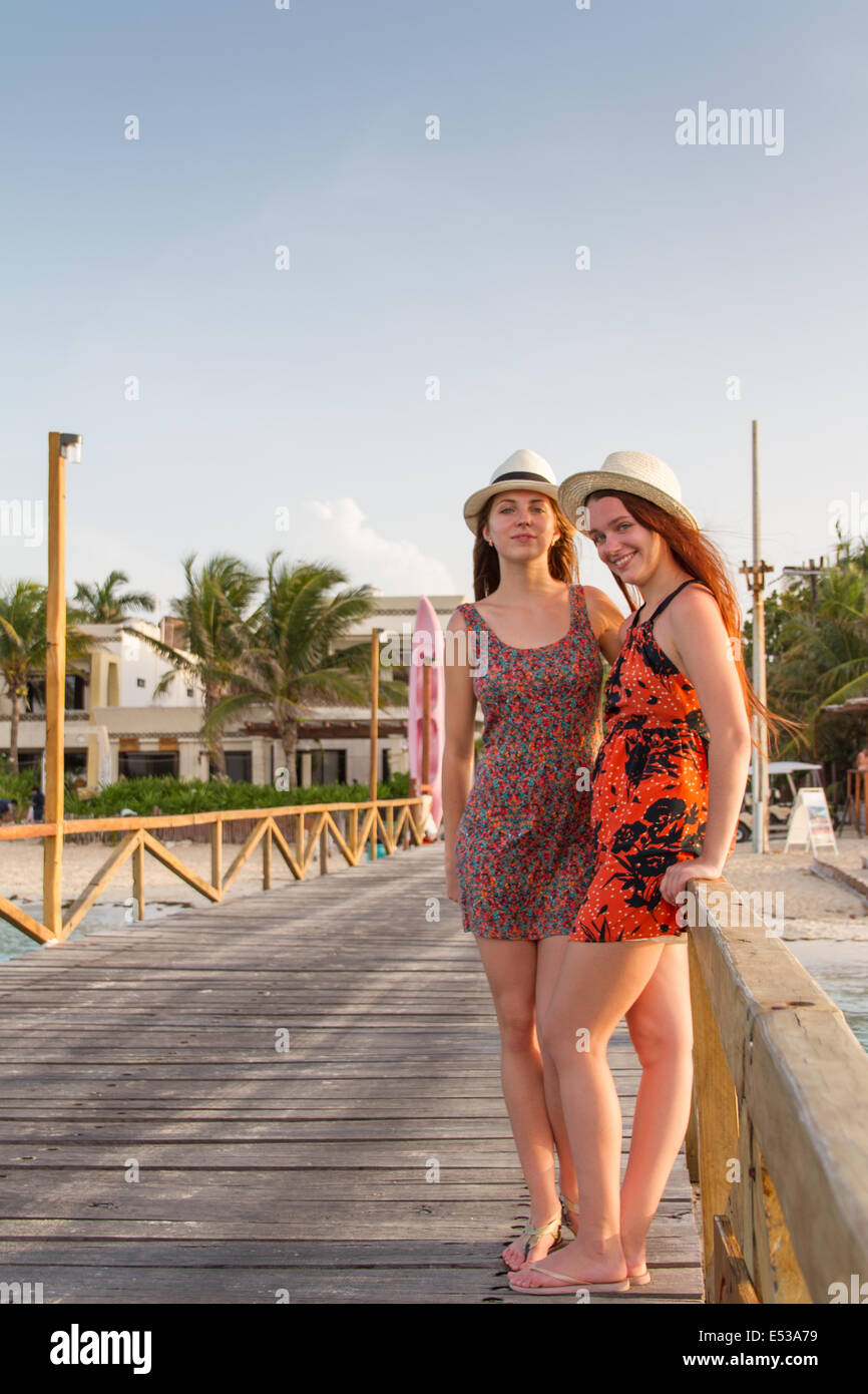 Due giovani donne in vacanza da spiaggia Foto Stock