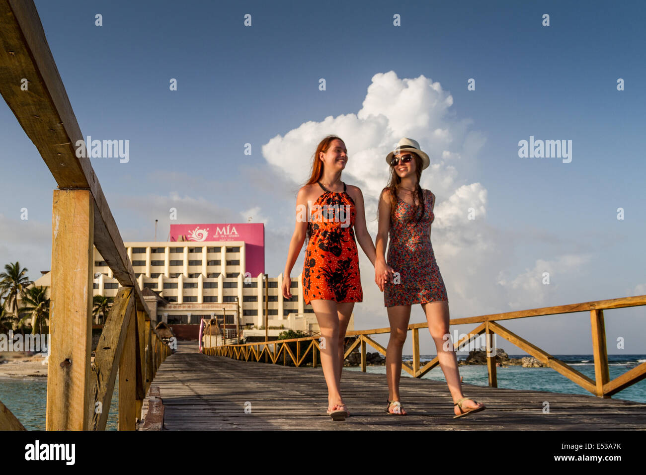 Due giovani donne in vacanza da spiaggia Foto Stock