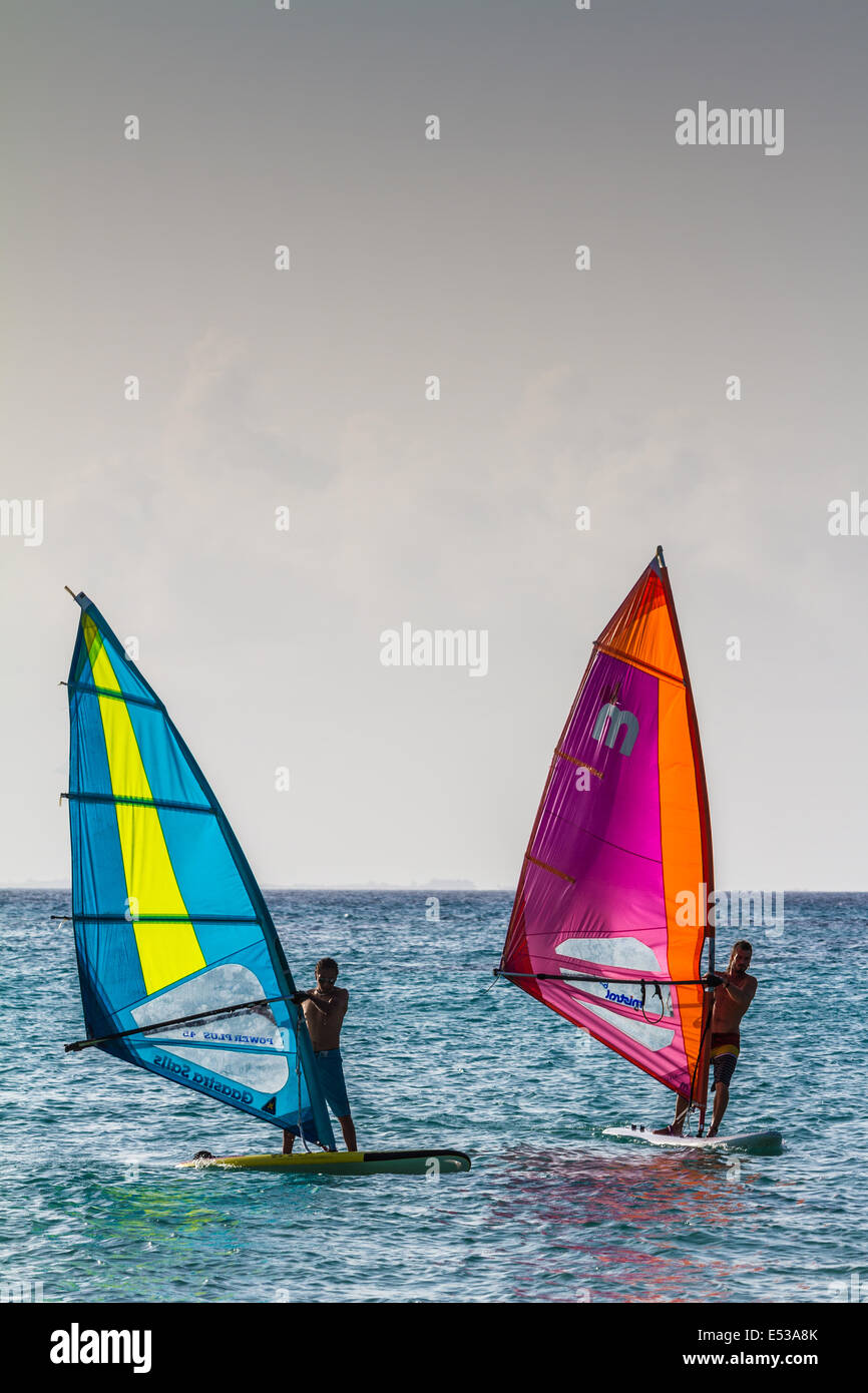 Due windsurf al tramonto la vela mare blu profondo Foto Stock