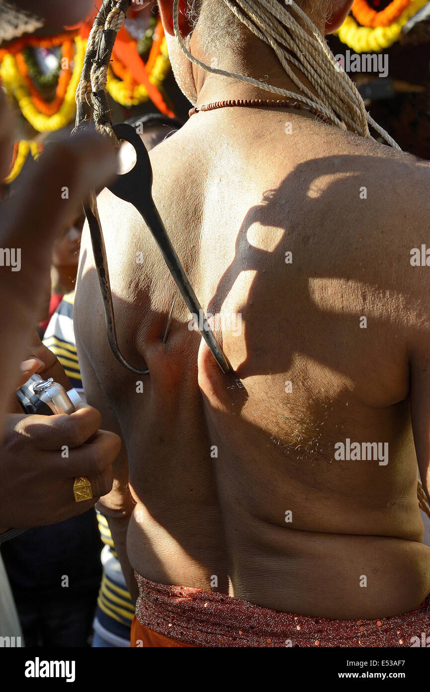 La devota Hindu trafitto dalla sharp ganci sul retro, Konkan, Maharashtra, India Foto Stock La devota Hindu trafitto dalla sharp ganci sul retro, Konkan, Maharashtra, India Foto Stock