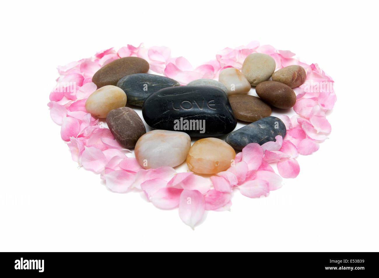 Le pietre e i petali a forma di cuore Foto Stock