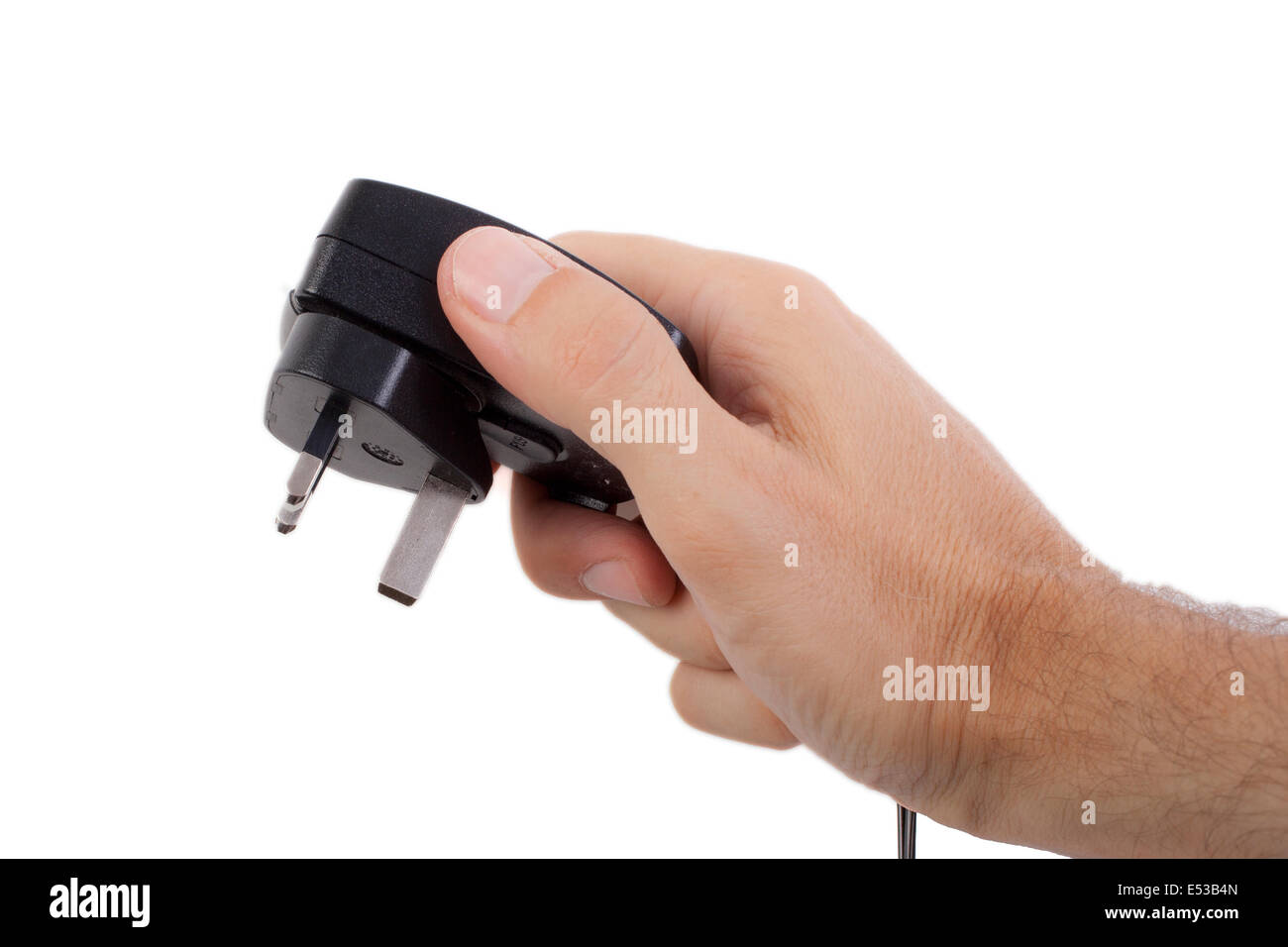 Mano che tiene un nero spina elettrica per un caricabatterie del cellulare Foto Stock