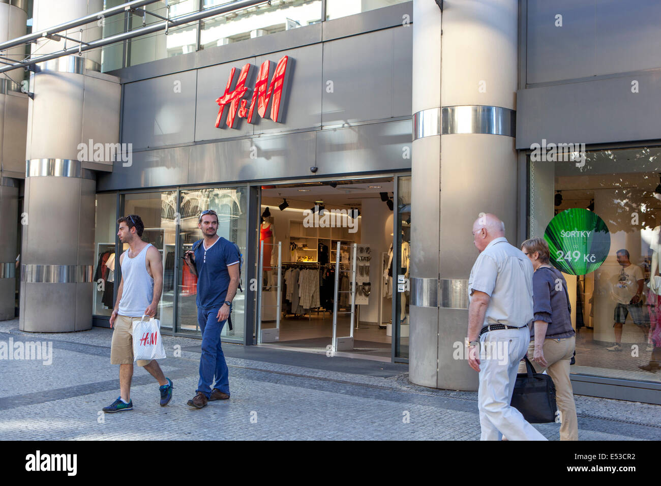 I turisti di fronte H & M Praga, Na Prikope, galleria shopping Myslbek, Repubblica Ceca Foto Stock