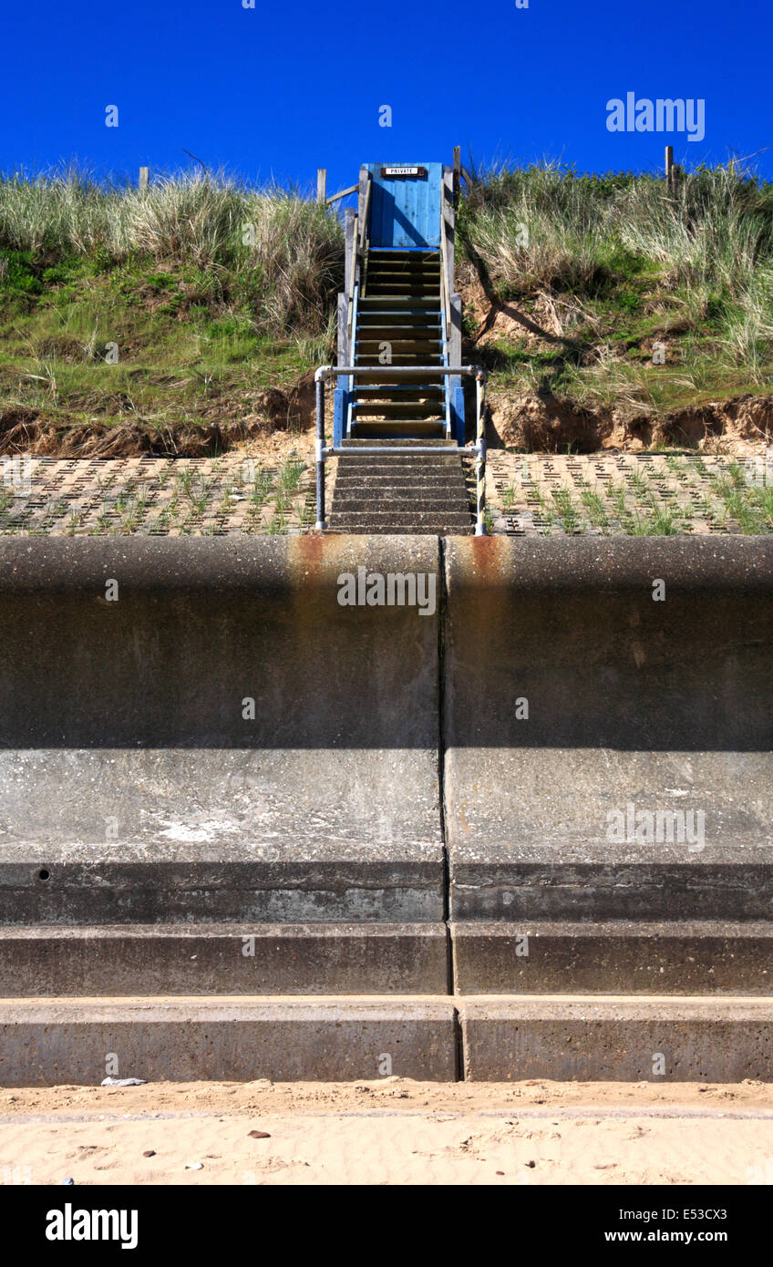 Accesso privato gate e passaggi per la parete del mare al carrello Gap, vicino Happisburgh, Norfolk, Inghilterra, Regno Unito. Foto Stock