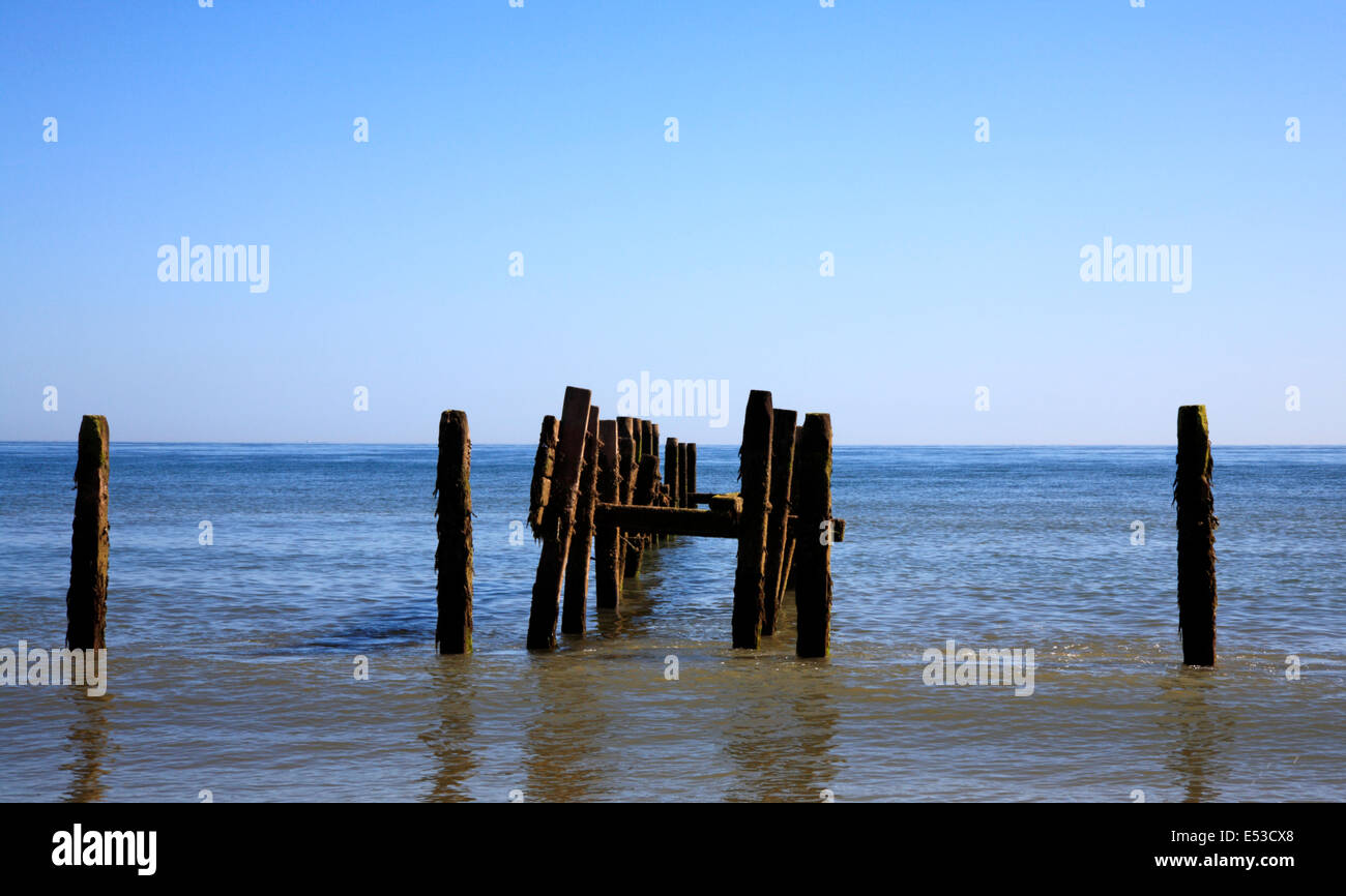 Resti di vecchi frangiflutti e groyne sulla costa est a carrello Gap, vicino Happisburgh, Norfolk, Inghilterra, Regno Unito. Foto Stock