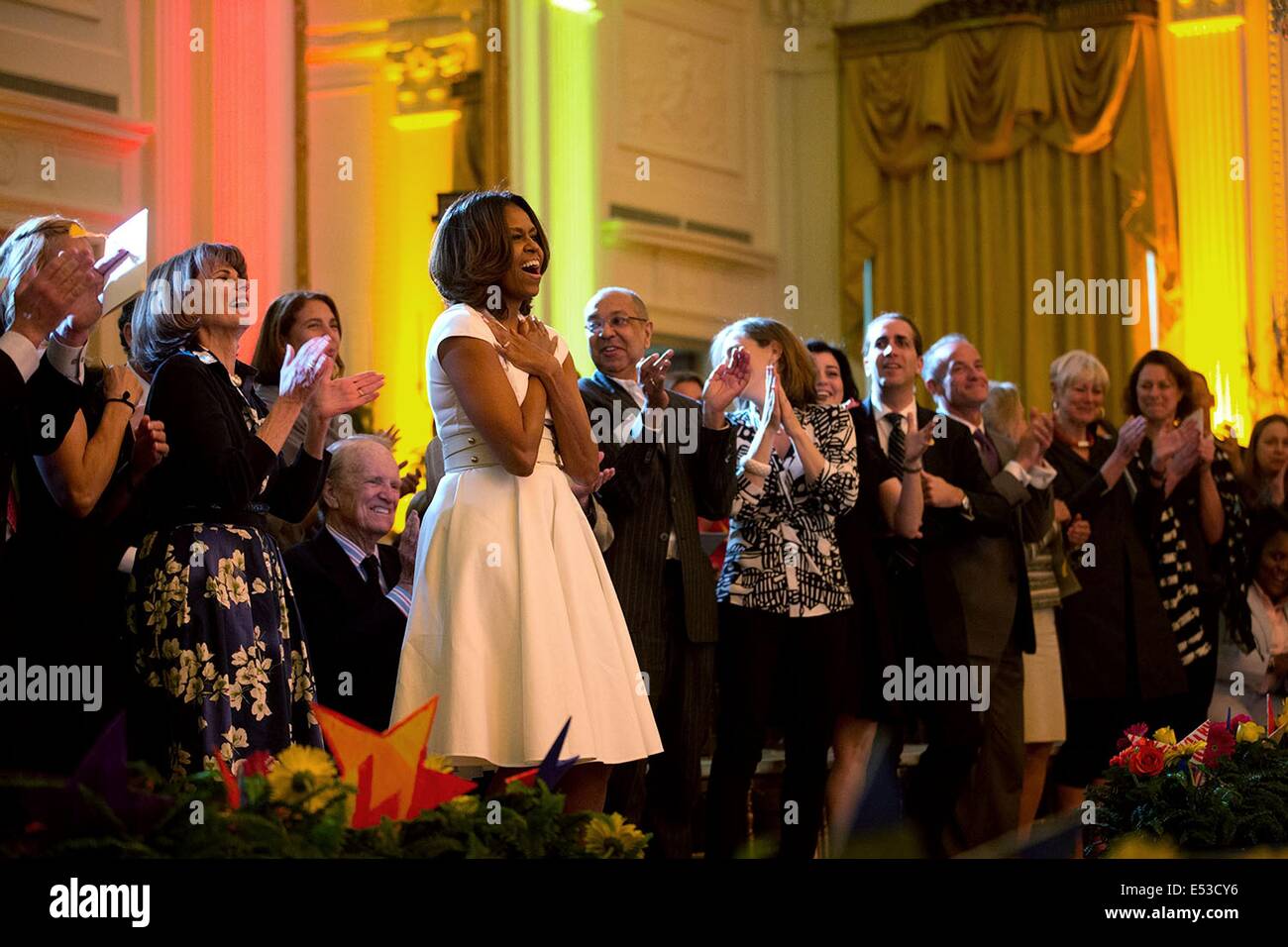 Noi la First Lady Michelle Obama e i membri del pubblico mostrano il loro apprezzamento per una performance durante la Casa Bianca Talent Show nella Sala Est della Casa Bianca 20 Maggio 2014 a Washington, DC. La manifestazione, ospitata con il presidente della commissione per le arti e le discipline umanistiche, mette in mostra il talento di studenti provenienti da scuole partecipanti in Turnaround arti, un programma per migliorare le scuole e aumentare il successo degli studenti attraverso l educazione artistica. Foto Stock