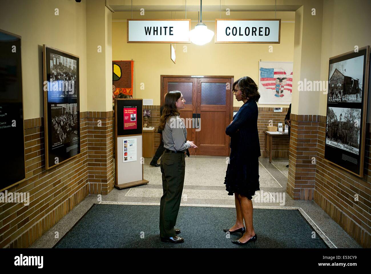 Noi la First Lady Michelle Obama tours il Brown v. Board of Education National Historic Site con Stephanie Kyriazis, Capo di interpretazione e di istruzione Maggio 16, 2014 in Topeka nel Kansas. Foto Stock