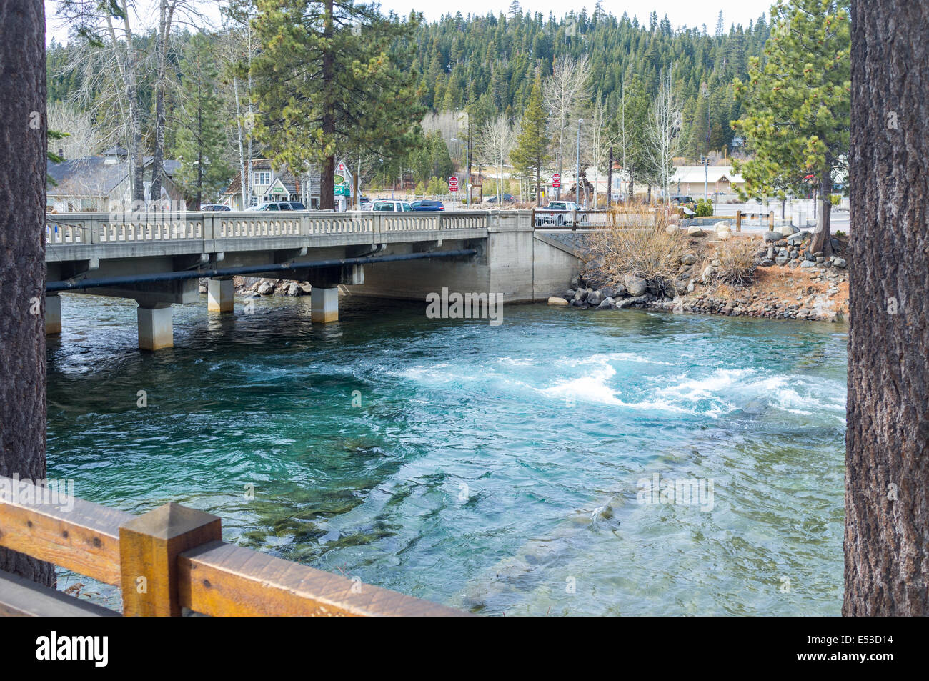 Ponte su un fiume provenienti dal Lago Tahoe, CALIFORNIA, STATI UNITI D'AMERICA Foto Stock