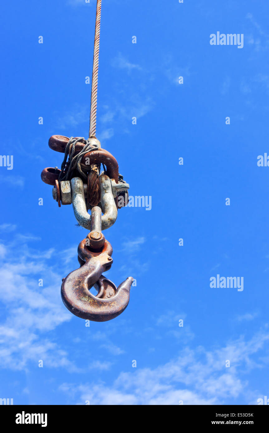 Gru industriali gancio contro il cielo blu Foto Stock