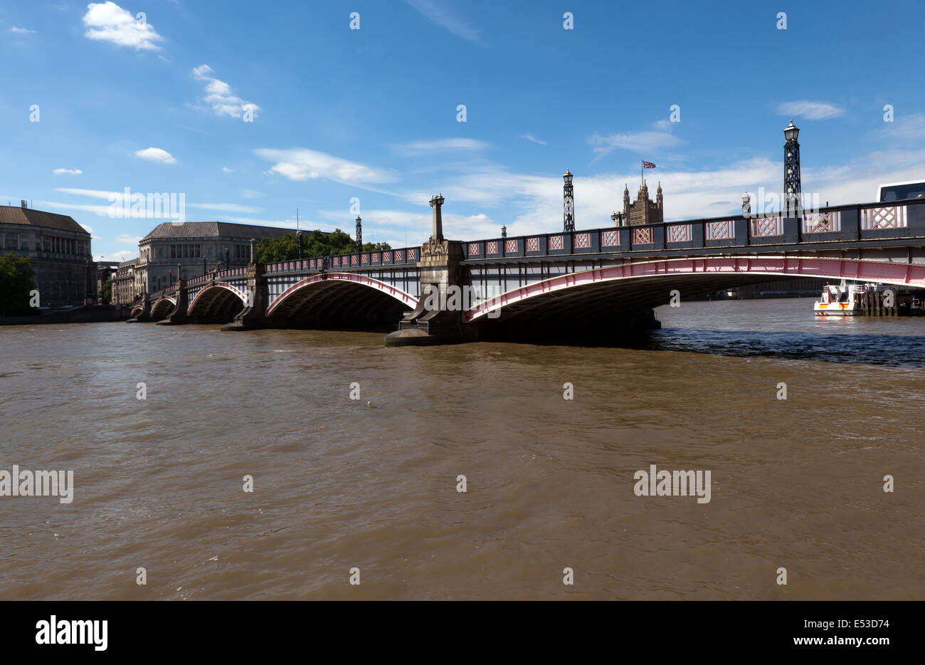 Vista di Lambeth Bridge, attraverso il Fiume Tamigi nel centro di Londra. Foto Stock