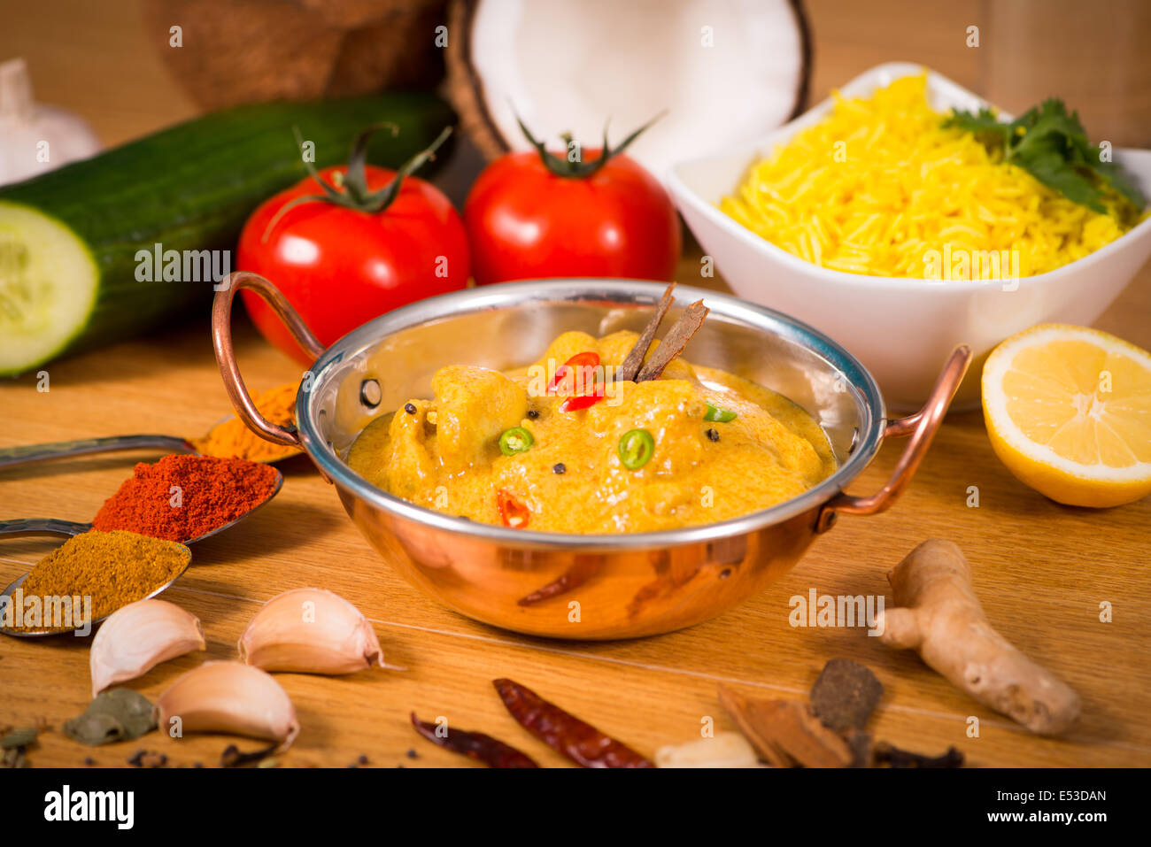 Il cibo indiano pollo al curry jalfrezi nel piatto di Balti decorazione set di verdure Foto Stock