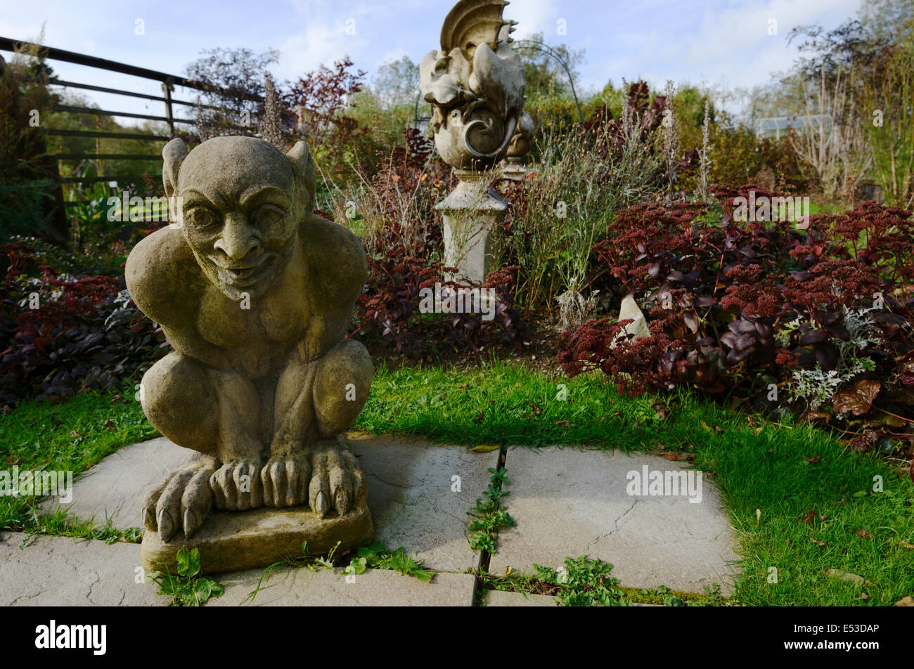 Il giardino in stile gotico a Sculptureheaven Sculpture Garden, Rhydlewis, Llandysul, Wales, Regno Unito. Foto Stock