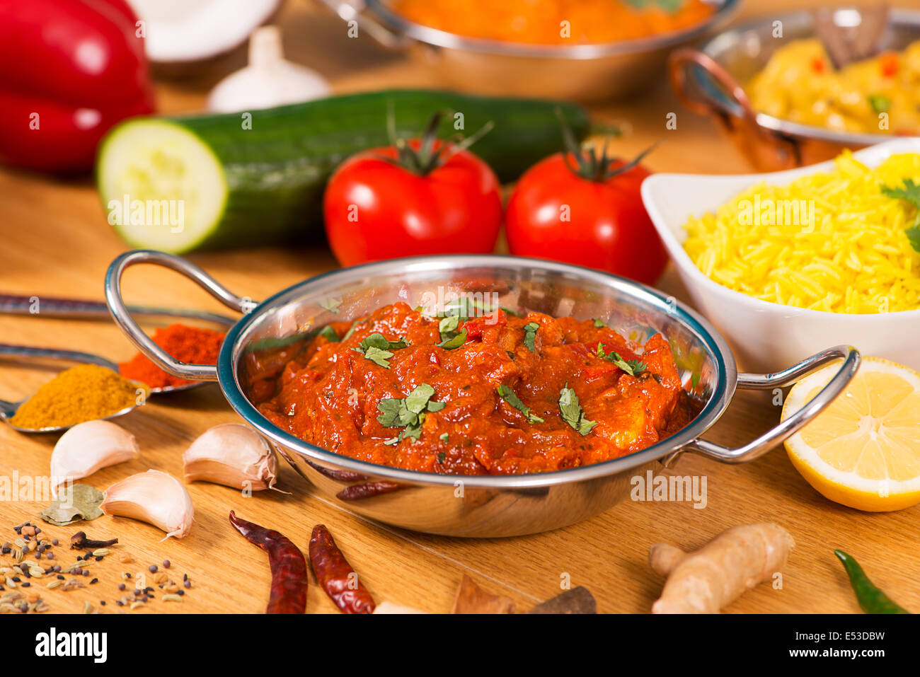Il cibo indiano pollo al curry jalfrezi nel piatto di Balti decorazione set di verdure Foto Stock