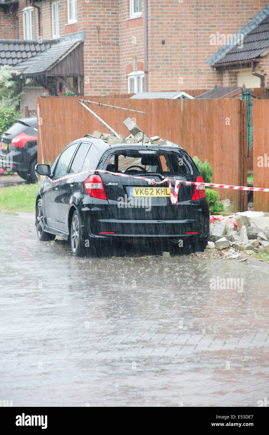 Hardwicke, Gloucester, Regno Unito, Casa e Auto danneggiato dopo essere stato colpito da un fulmine nelle prime ore di sabato 19 luglio 2014 Credit: Daniel Fisher/Alamy Live News Foto Stock