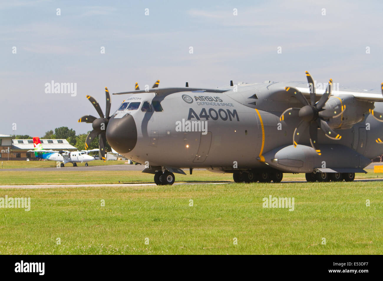 La Airbus A400M, Atlas è un multi-nazionale quattro motore a turboelica i velivoli militari da trasporto, taxi prima della sua visualizzazione all'Airshow di Farnborough 2014. Foto Stock