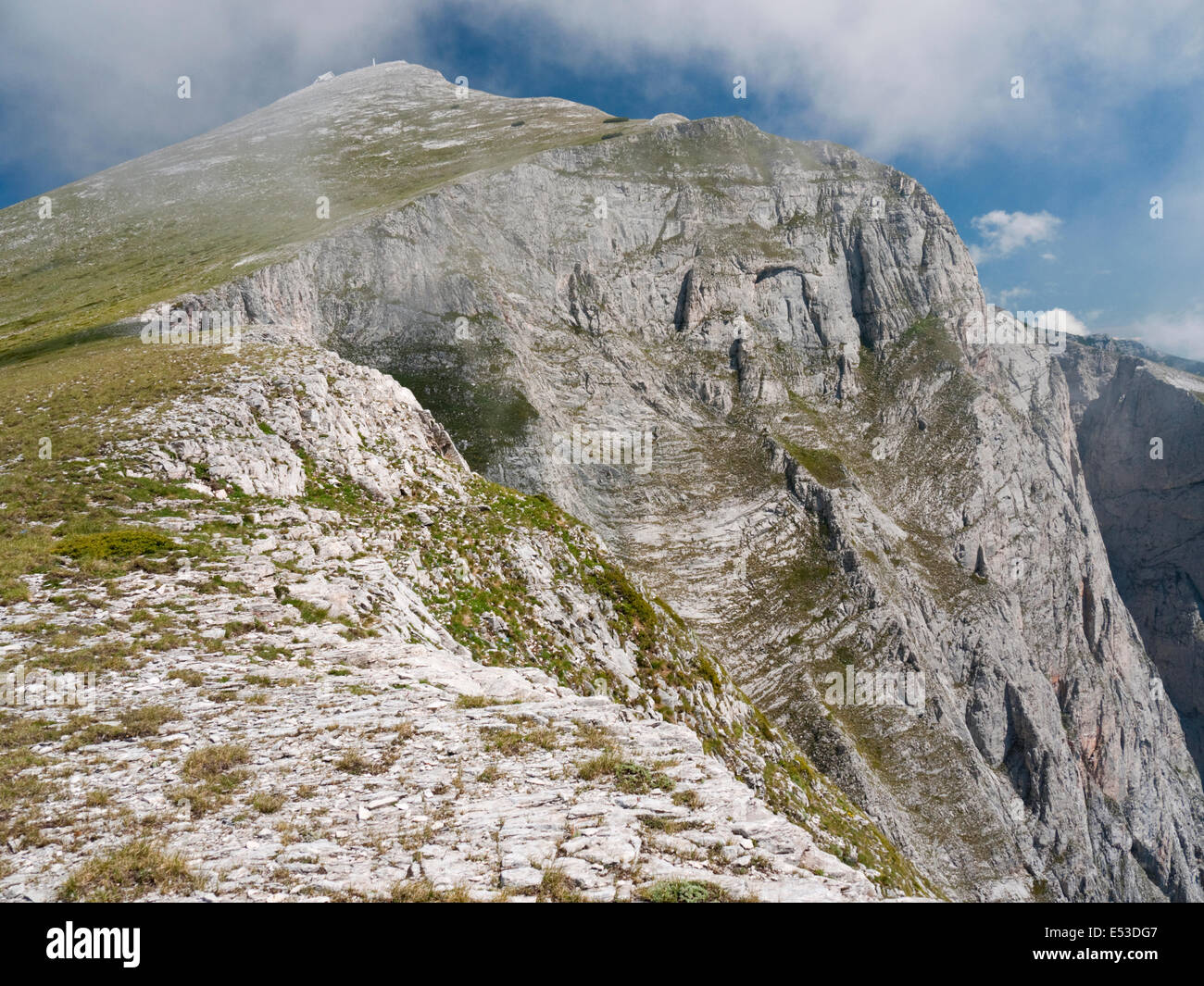 2540m vertice principale e la scogliera di Solunska Glava, Jakupica massiccio, Repubblica di Macedonia Foto Stock